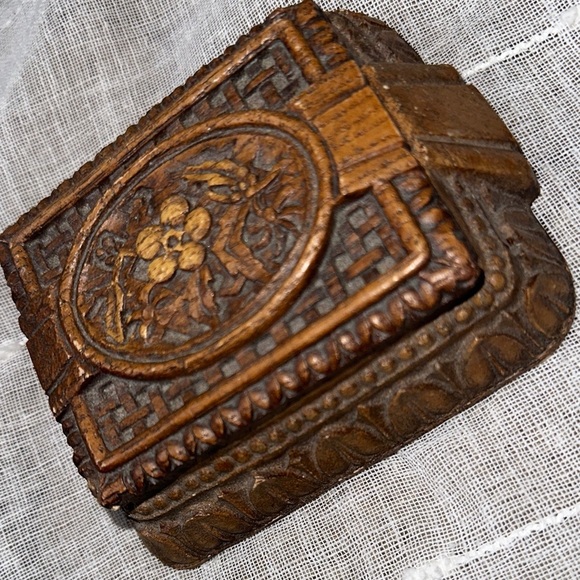 Victorian or Antique Intricately Hand Carved Wooden Trinket Box Removeable Lid - Picture 2 of 16